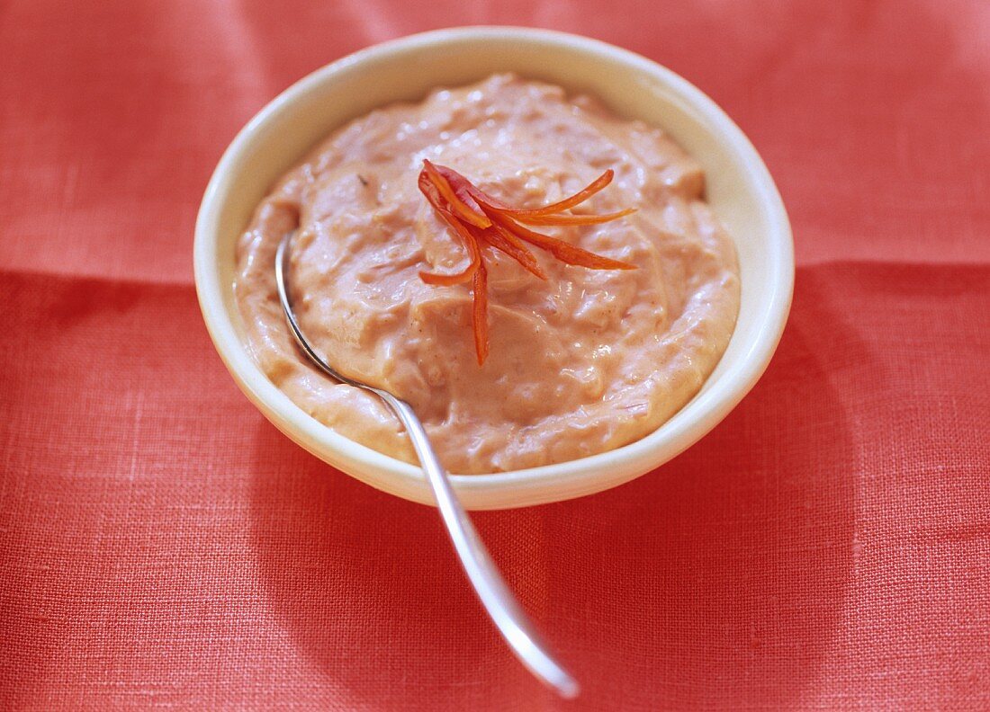 Chili-Mayonnaise im Schälchen mit Löffel