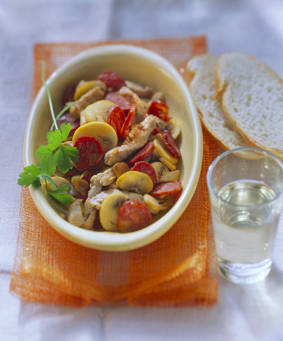 Meat stew with chorizo and mushrooms; white bread