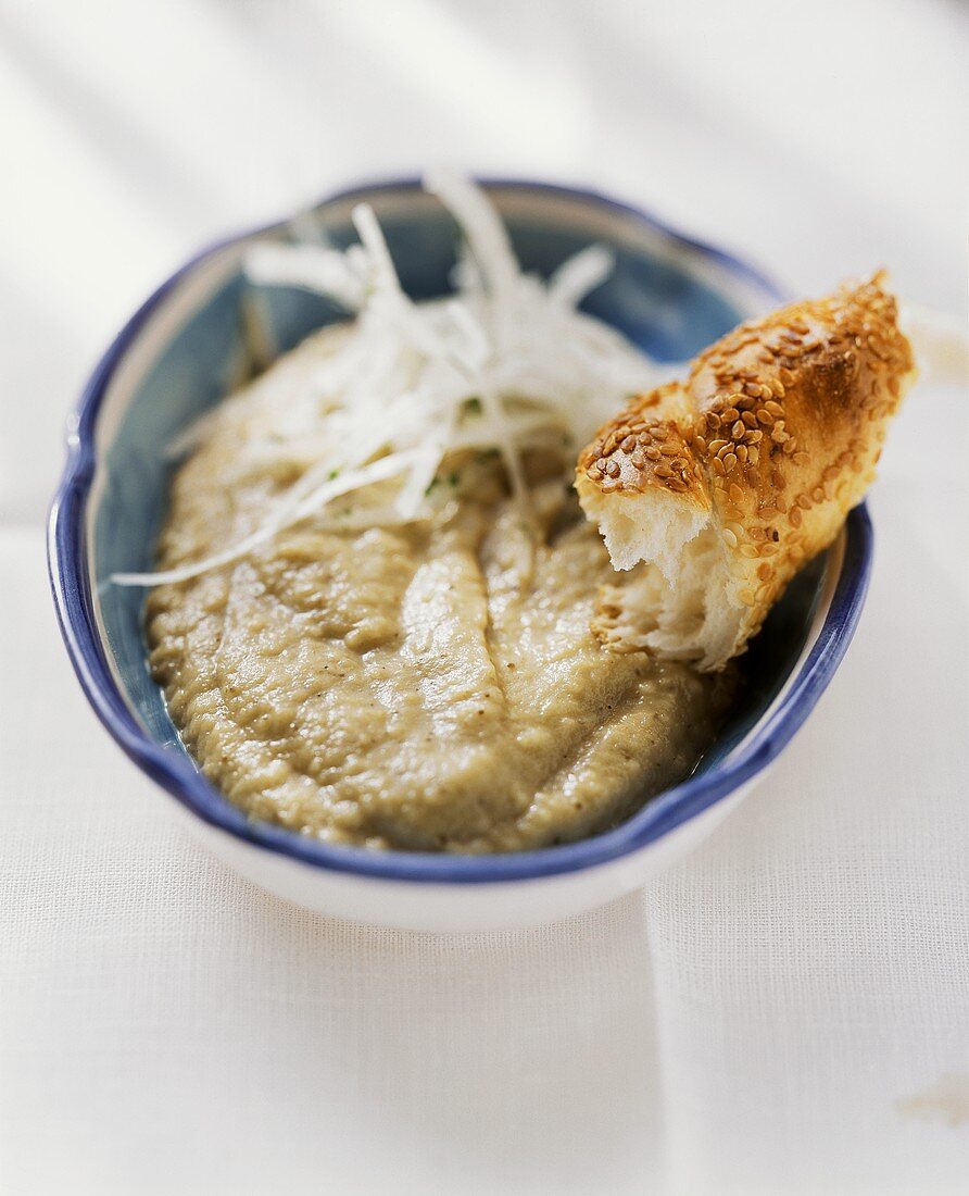 Aubergine mousse with onions and sesame bread