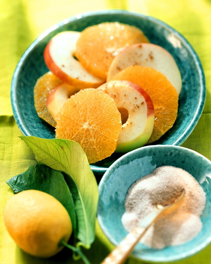 Äpfel und Orangen mit Zimt-Zucker
