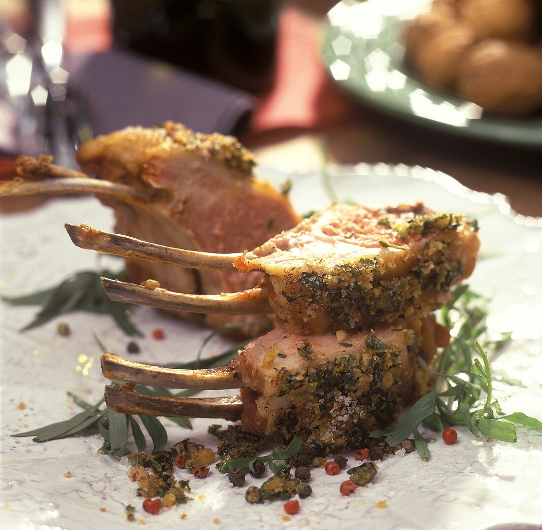 Lammkarree mit Kräuterkruste auf Teller