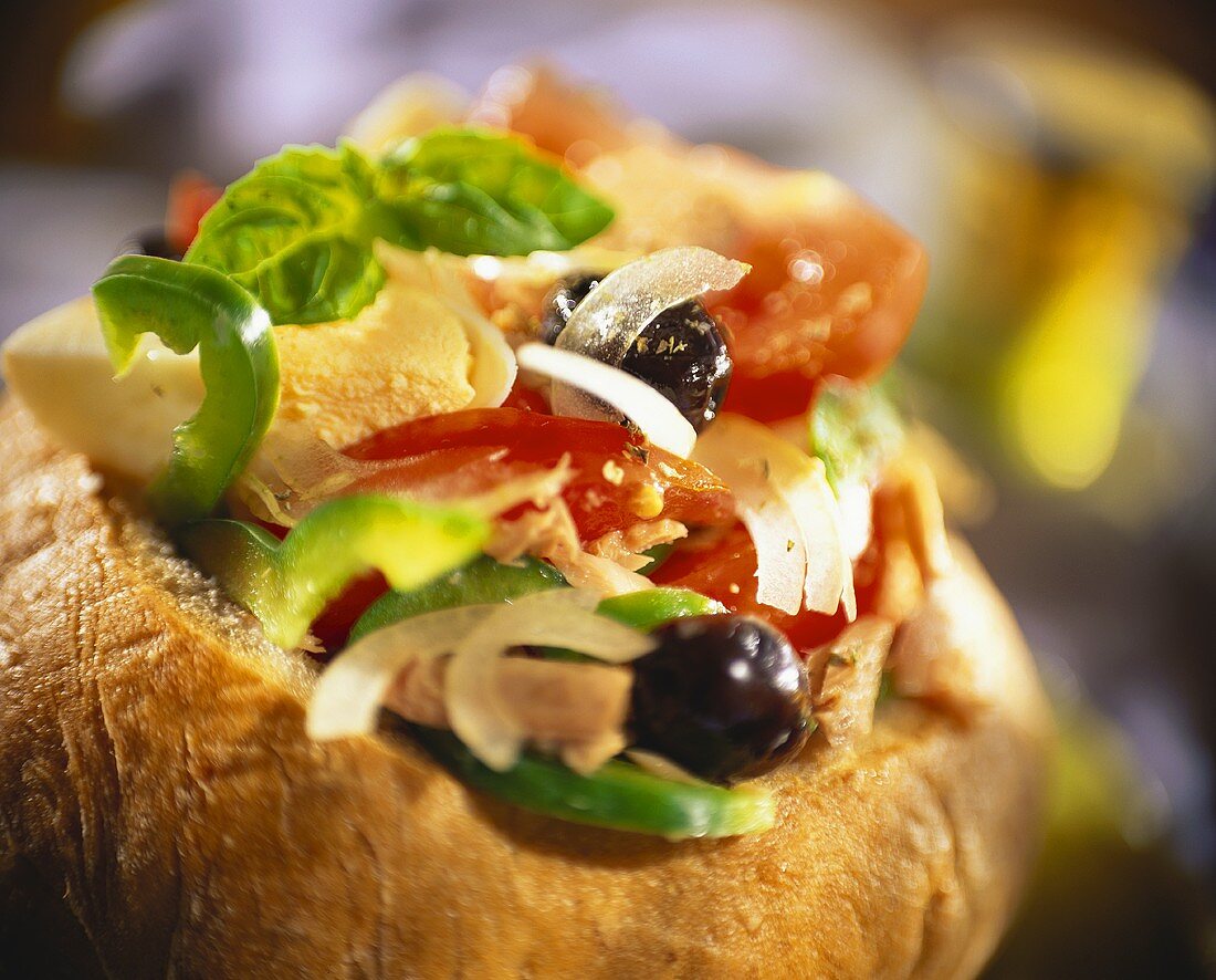 Nizza-Salat in ausgehöhltem Brot