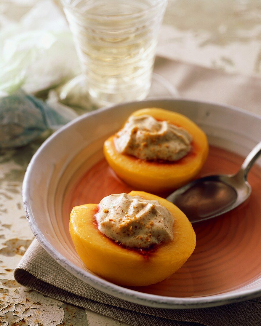 Stuffed peaches with amaretti mousse