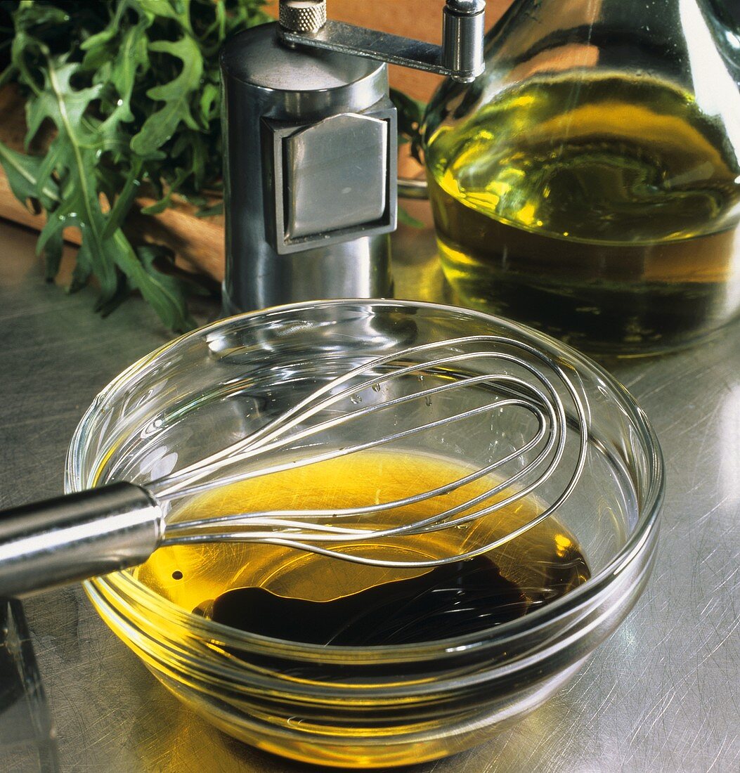 Olivenöl mit Balsamico im Glasschälchen