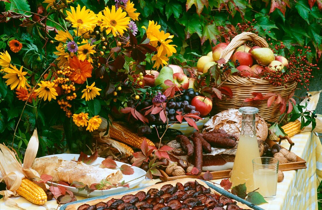 Erntedank-Buffet mit Kuchen, Würsten, Brot und Obst