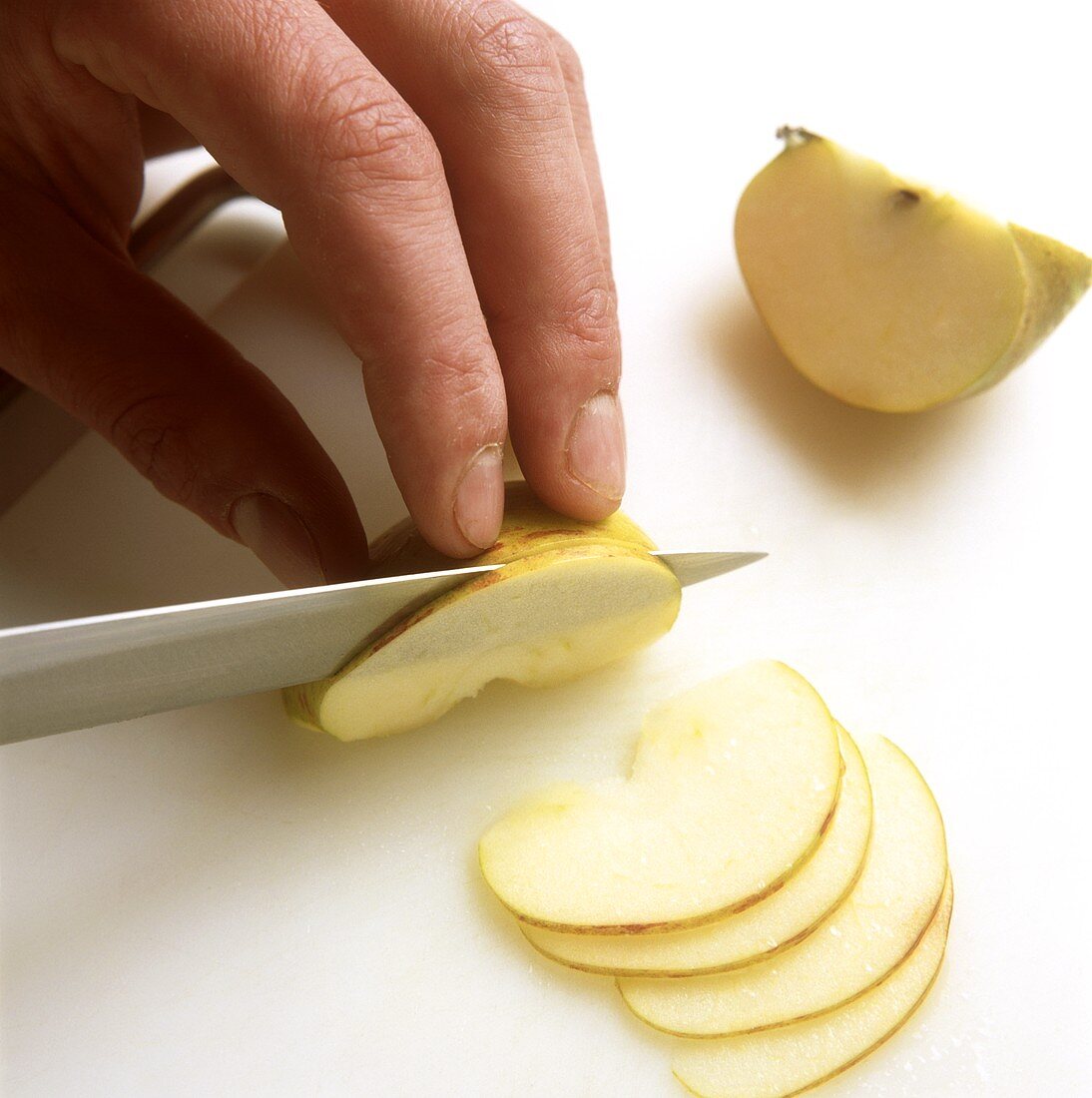 Apfel in dünne Scheiben schneiden