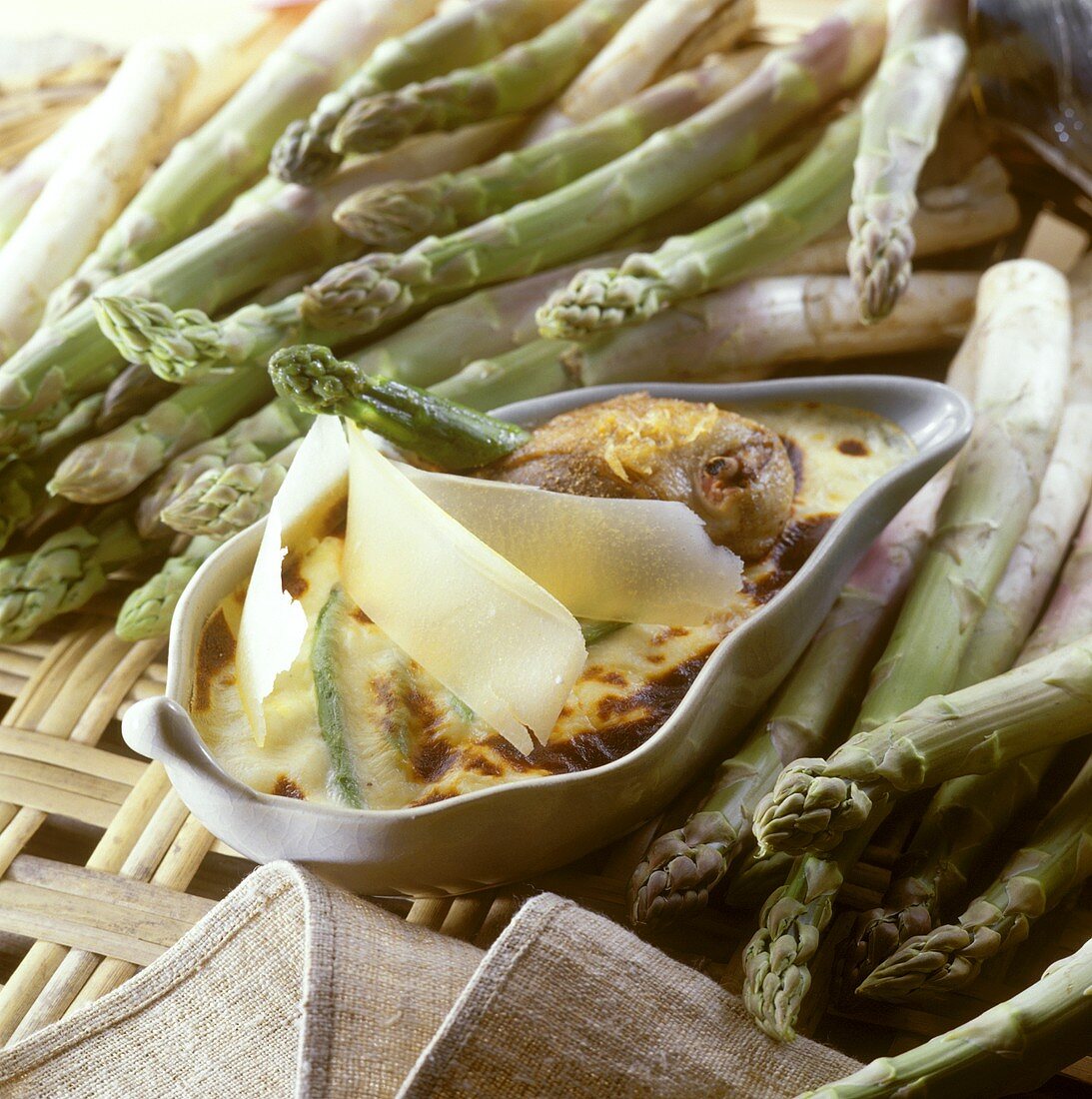 Gratin of chicken and asparagus with grated cheese