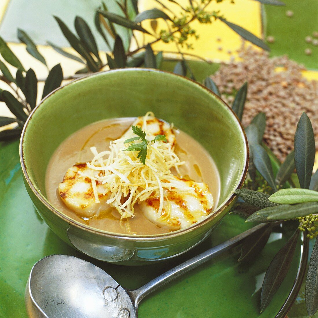 Gefüllte Jakobsmuscheln auf Linsencremesuppe