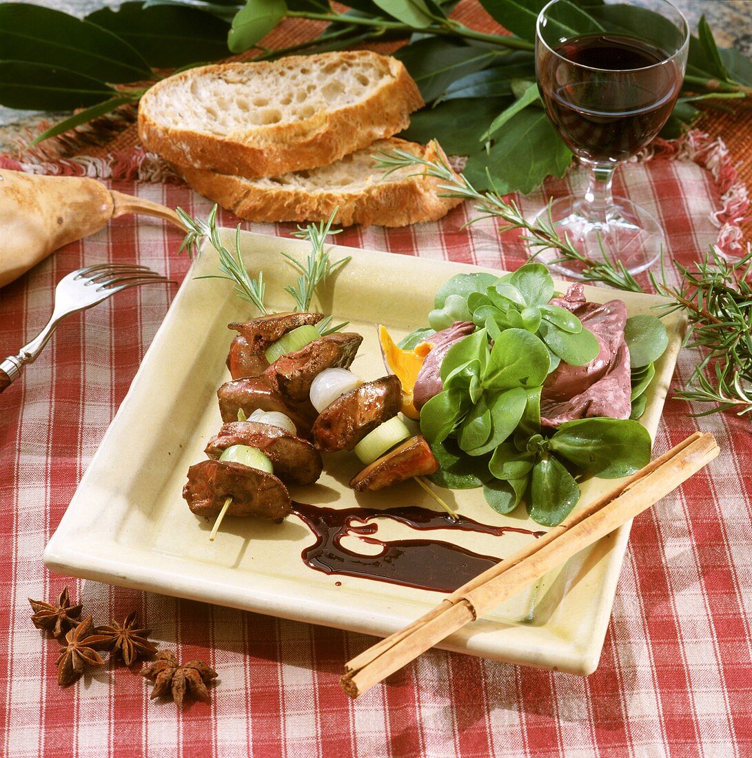 Geflügelleber-Spiesschen mit Salat, Brot und Rotwein