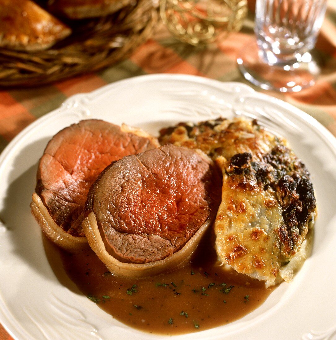 Rinderfilet mit Kartoffel-Spinat-Gratin aus Savoyen