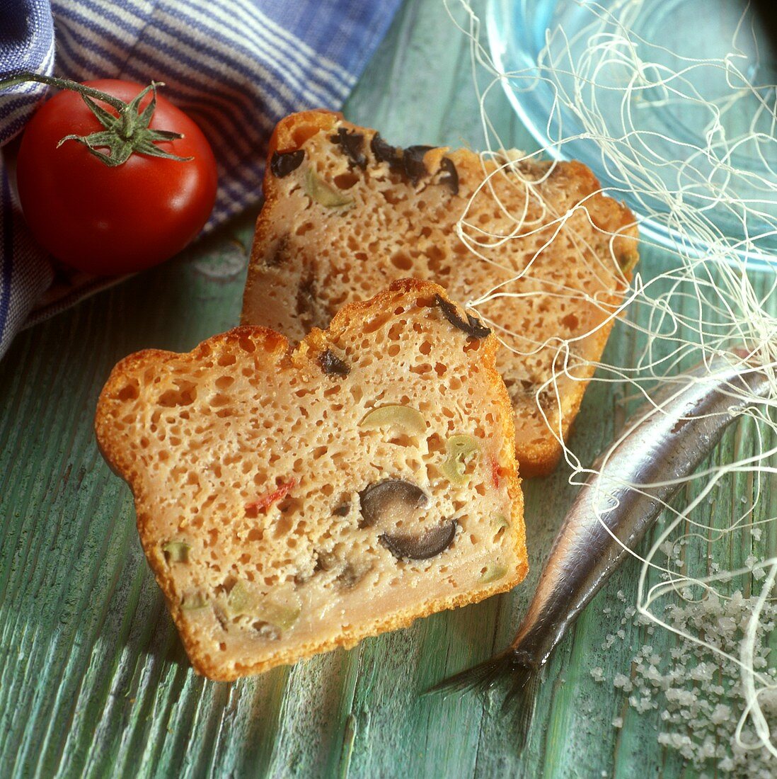 Zwei Scheiben Fisch-Oliven-Brot