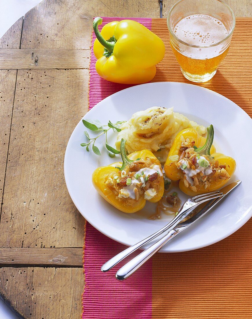 Stuffed yellow pepper with mashed potato and beer