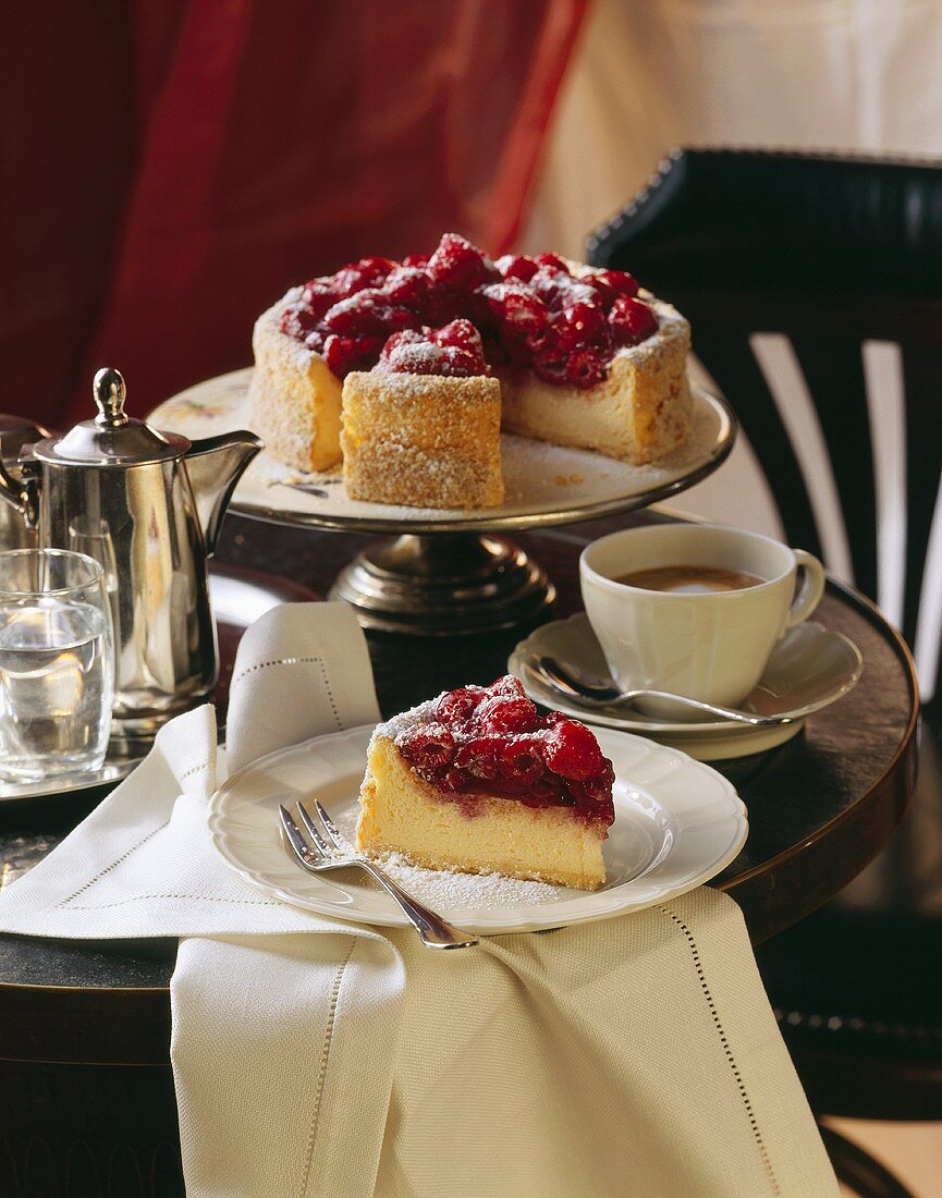 Himbeer-Souffle-Torte mit Puderzucker; Kaffee