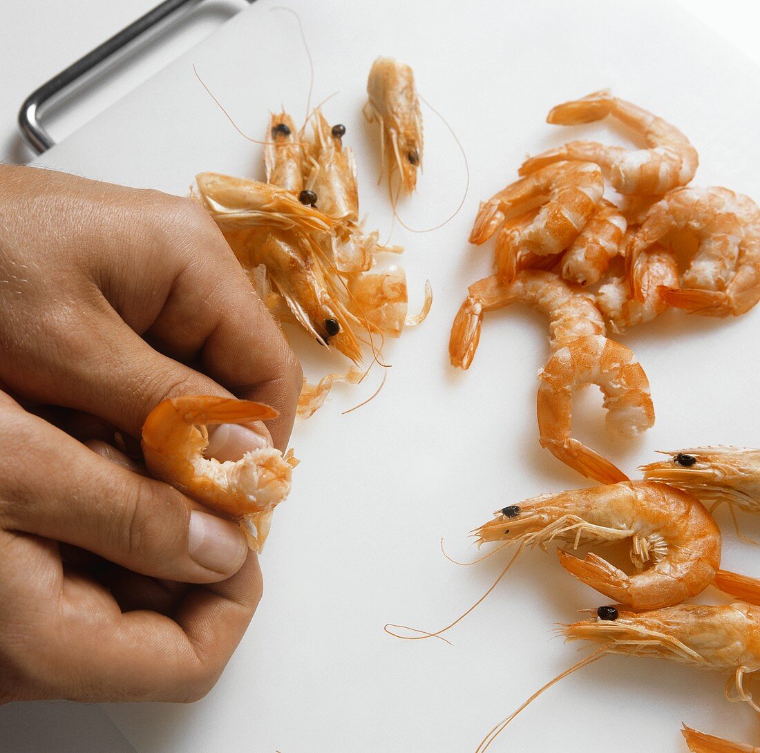 Peeling cooked shrimps