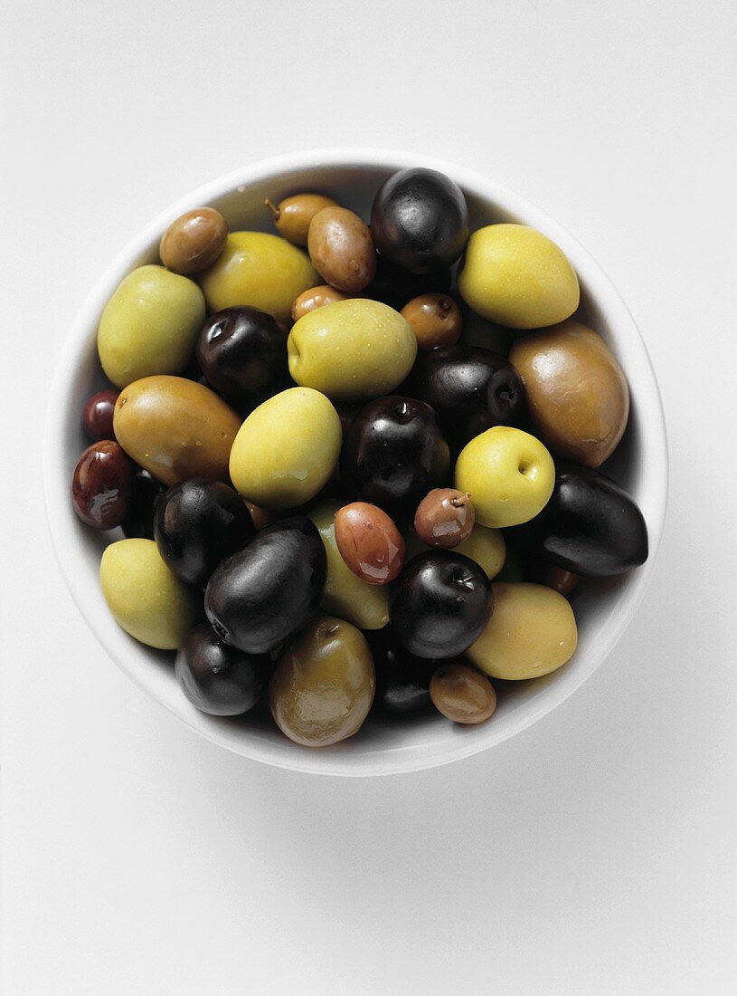 Gemischte Oliven in weisser Schale