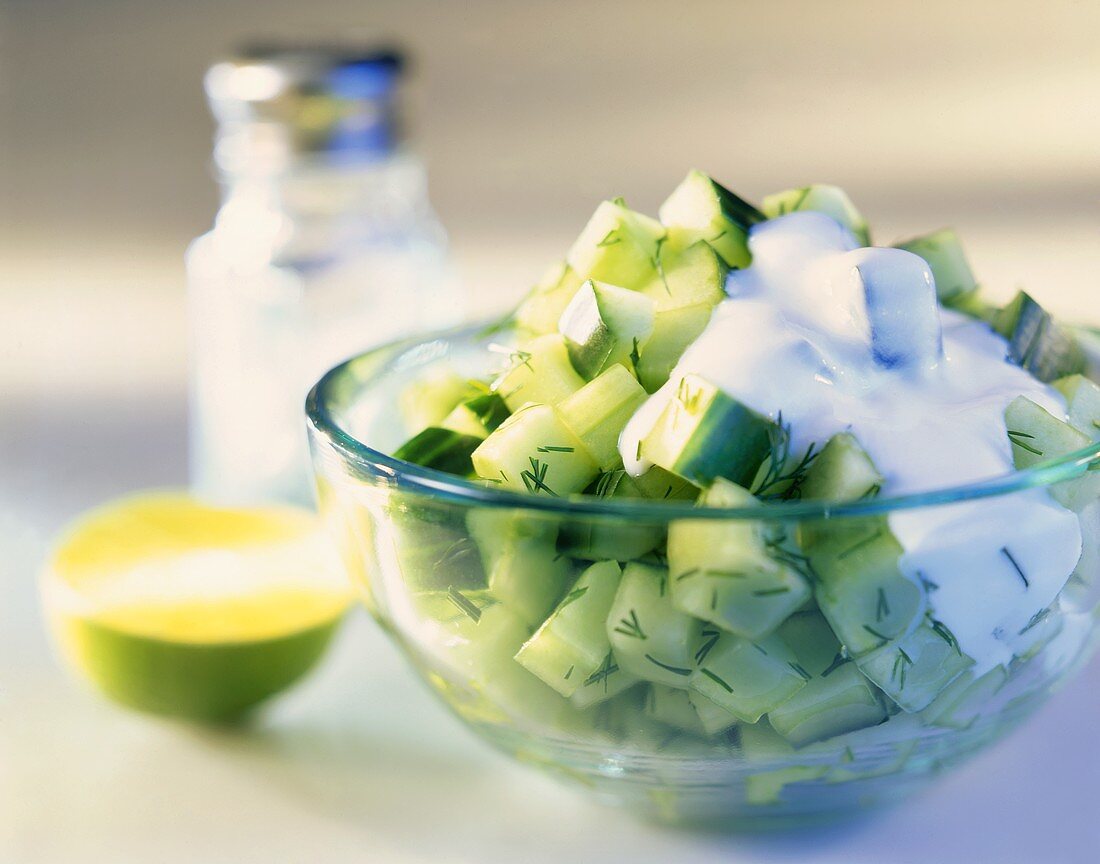 Gurkensalat mit Joghurtdressing und Dill