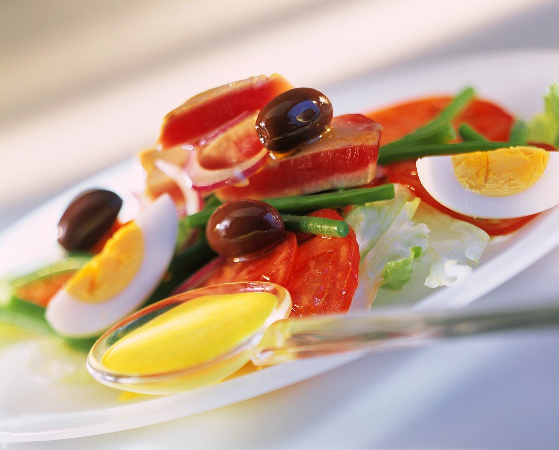 Salade Nicoise mit Thunfisch, Oliven, Tomaten und Ei