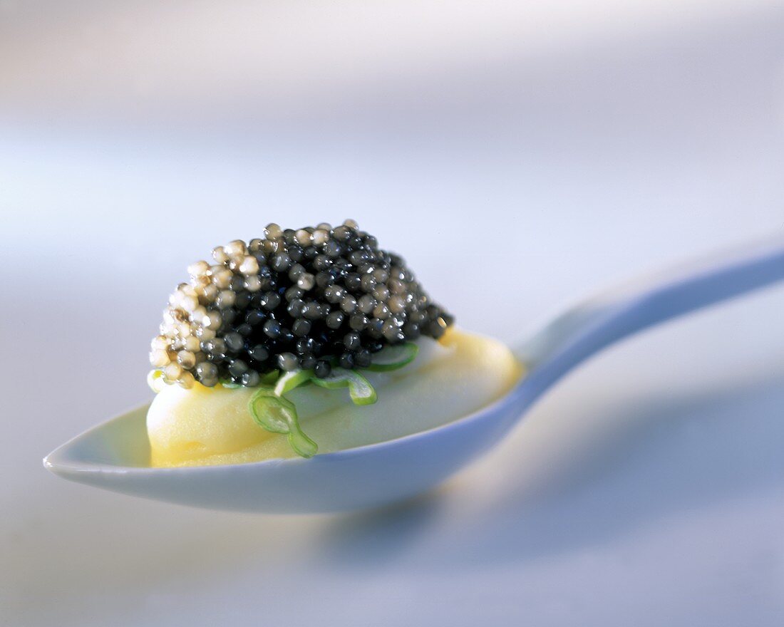 Kaviar mit Kartoffelpüree auf Löffel