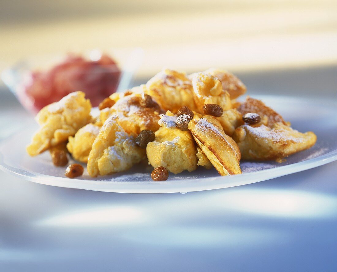 Kaiserschmarrn mit Rosinen und Puderzucker