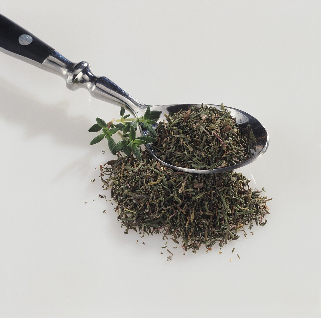 Thyme, fresh and dried, with spoon