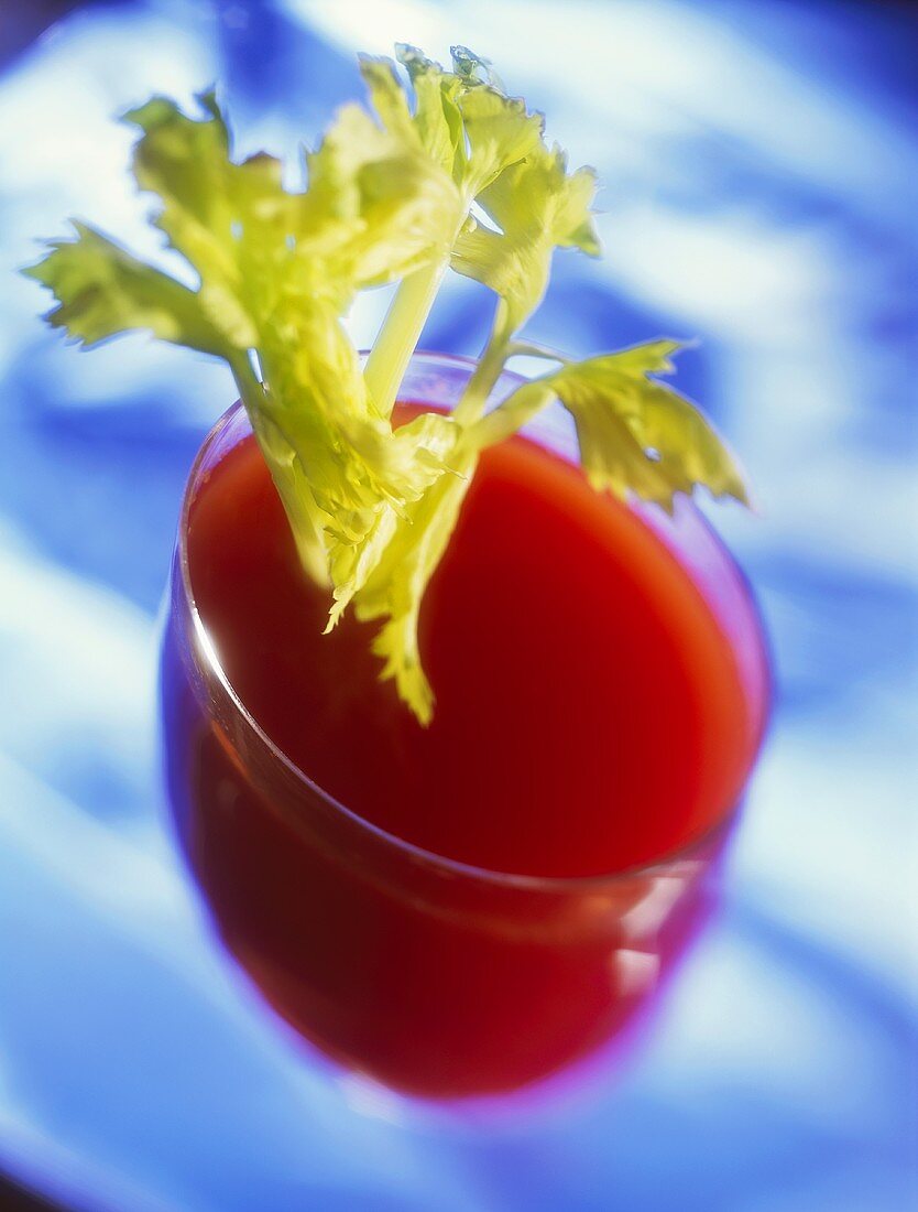 Tomatensaft mit Staudensellerie im Glas