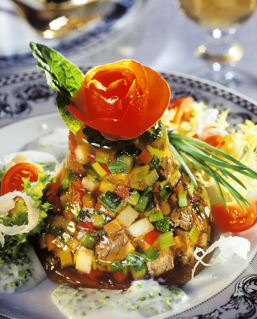 Tafelspitz-Sülze mit Gemüsewürfeln und Tomatenrose