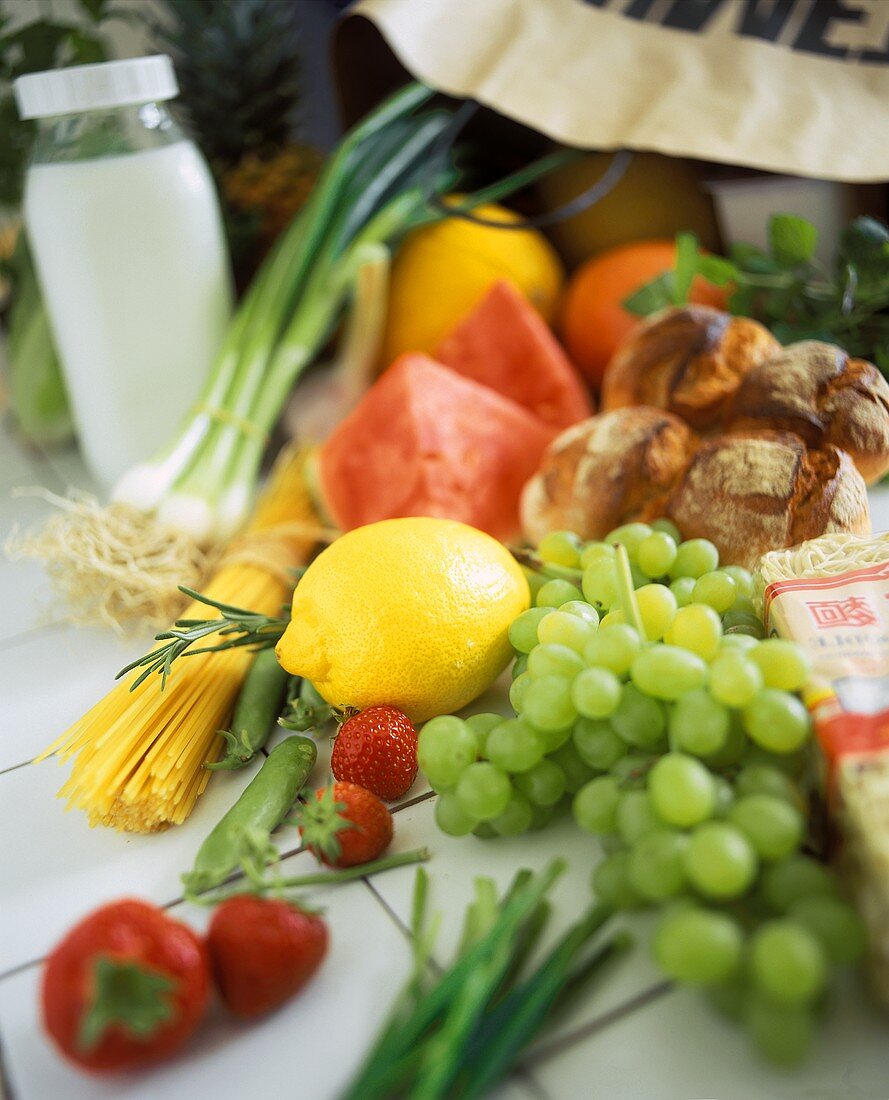 Frisches Obst, Gemüse und Lebensmittel vor Einkaufstüte