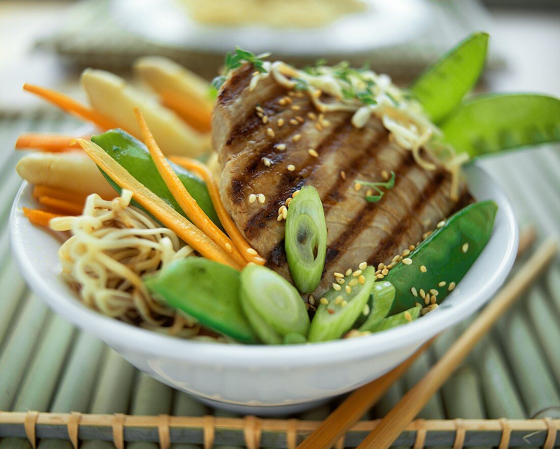 Thunfisch mit chinesischen Nudeln, Gemüse und Sesam