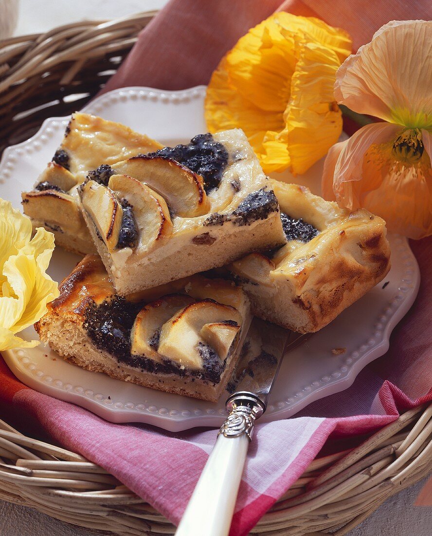 Drop cake with poppy seeds, quark & apples