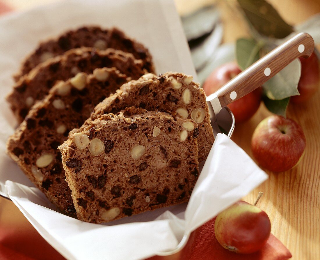 Früchtebrot mit Haselnüssen und Rosinen; frische Äpfel