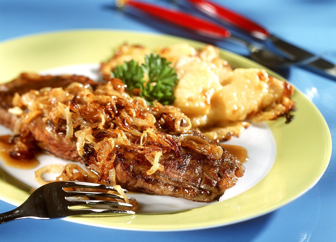 Zwiebelfleisch mit Käseecken