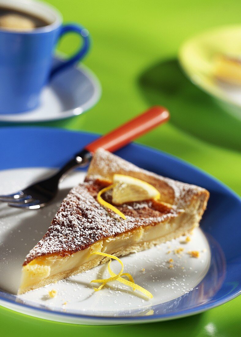 Stück Zitronentorte mit Puderzucker (Crostata di Limone)