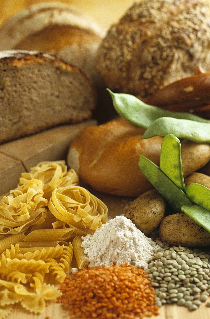 Stillleben mit Gemüse, Teigwaren und Brot
