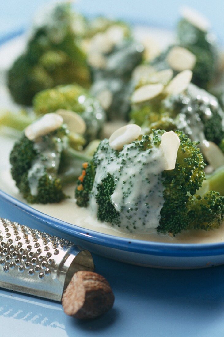 Broccoli in cheese and walnut sauce with flaked almonds