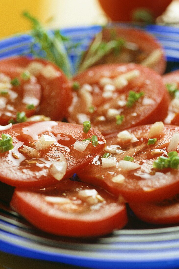 Tomatensalat mit Zwiebeln und Schnittlauch