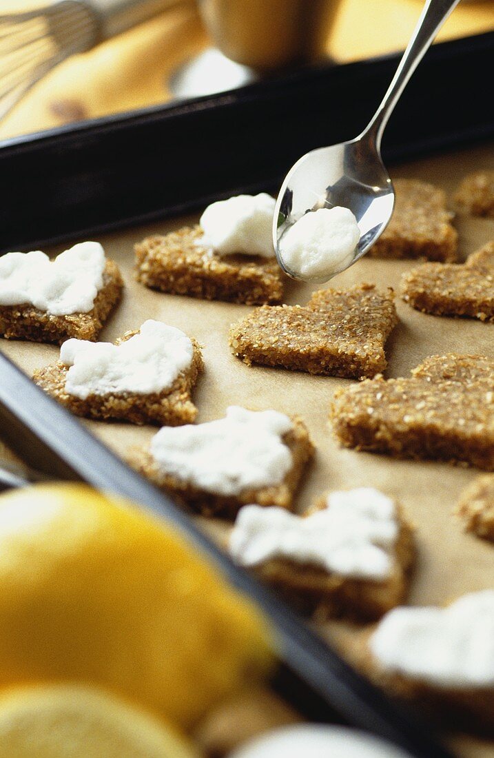 Zitronenherzen mit Eischnee bestreichen