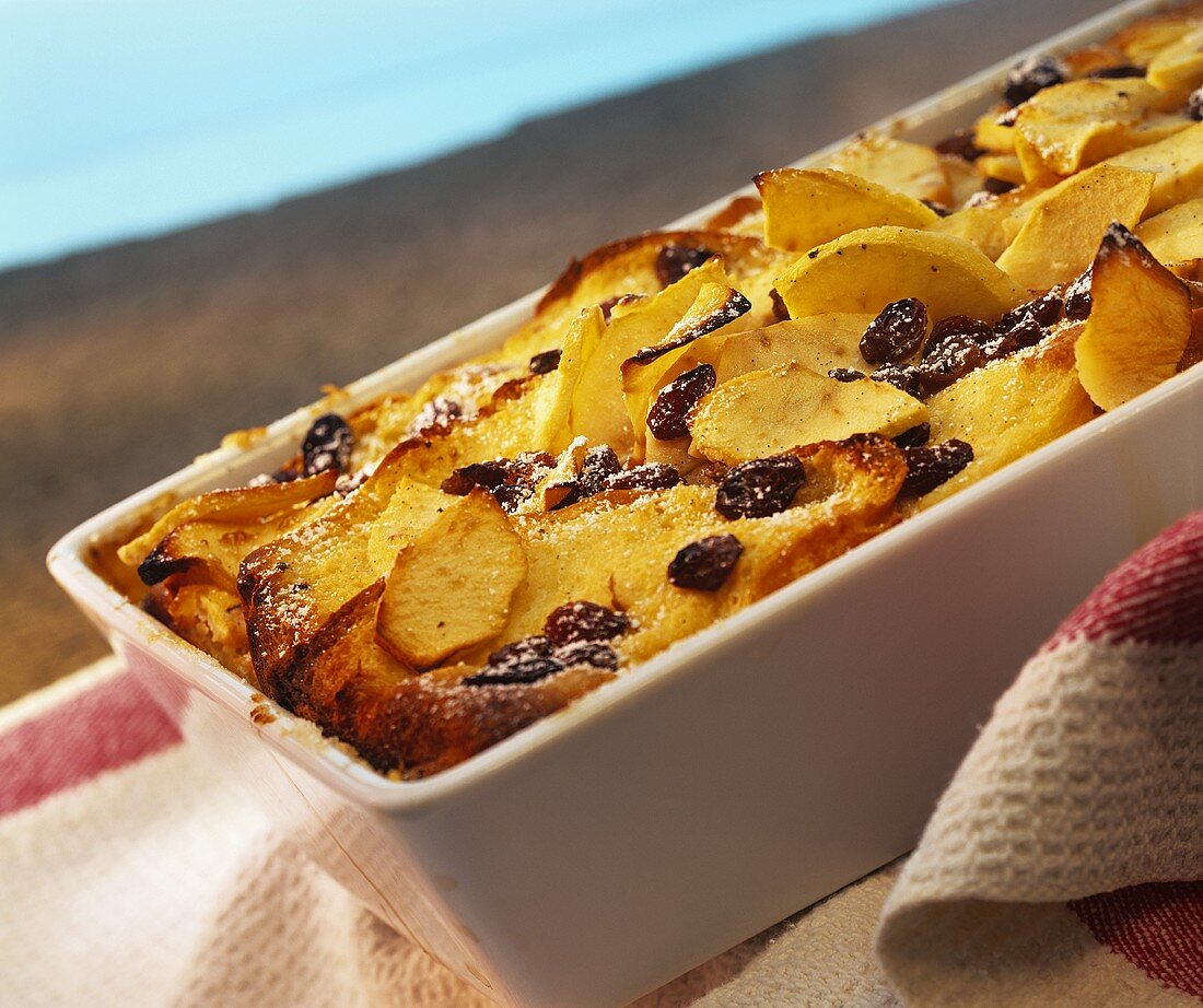 "Funeral pyre" (bread pudding) with raisins & icing sugar 