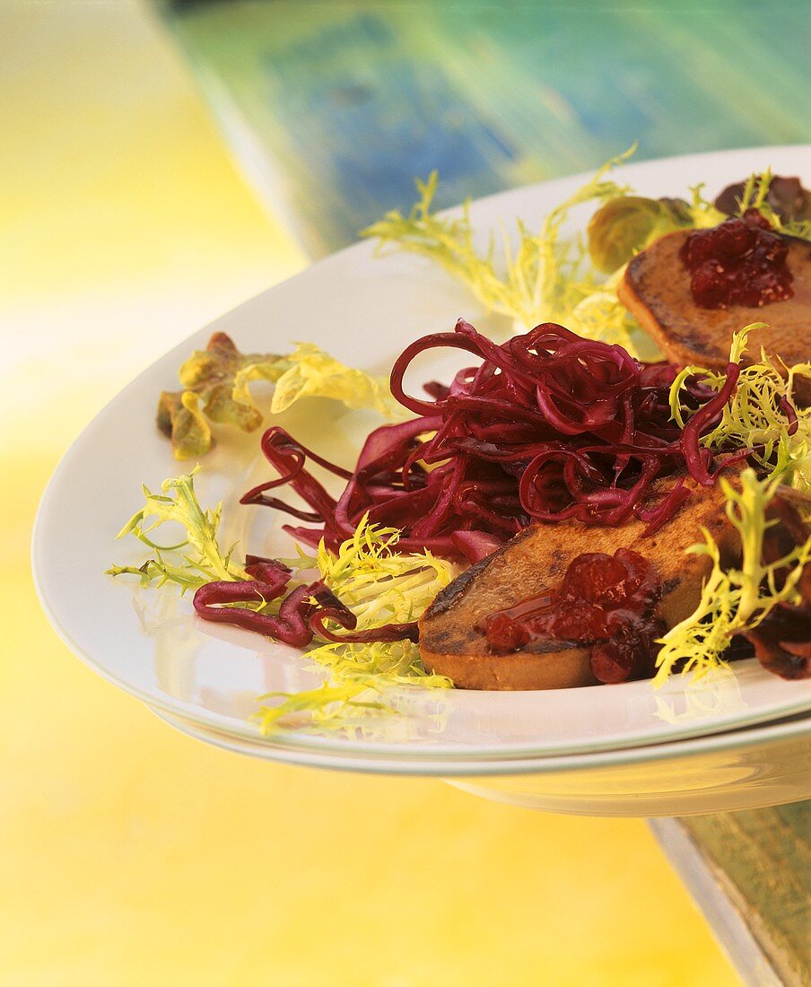 Rotkohlsalat mit Preiselbeeren und gebratener Entenleber