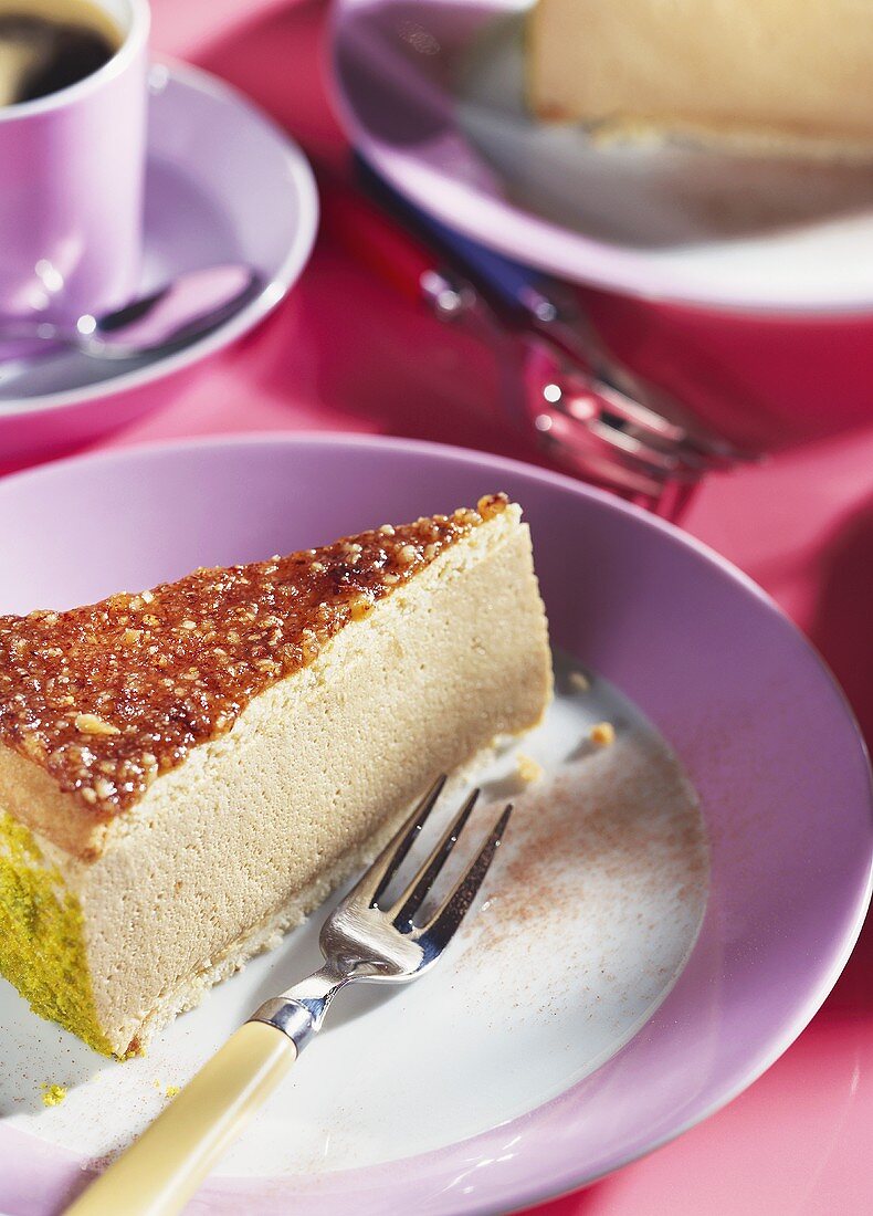 Stück Kaffee-Käsesahnetorte auf Teller mit Gabel