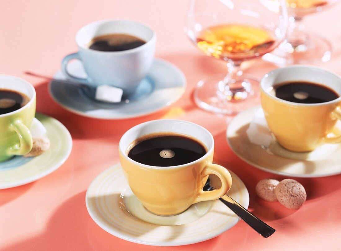 Espresso mit Zuckerwürfeln, Amaretti und Cognac