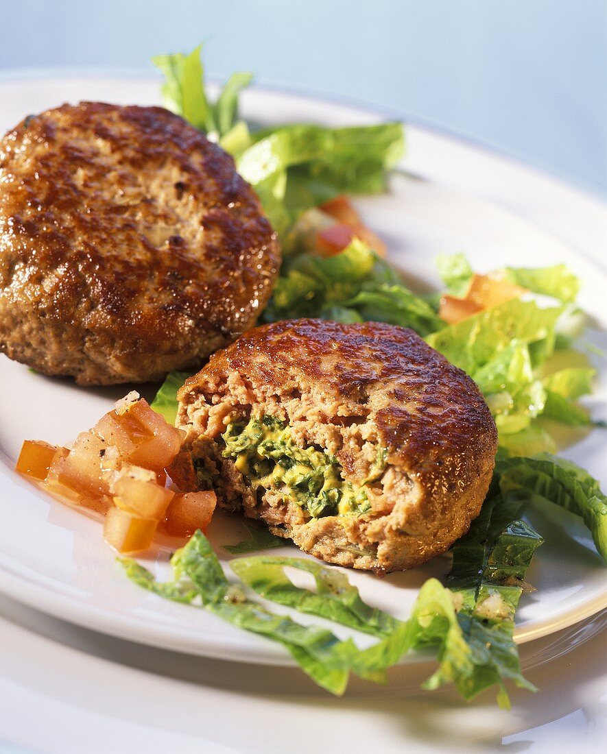 Quarkbouletten mit Kräuterfüllung und Salatgarnitur