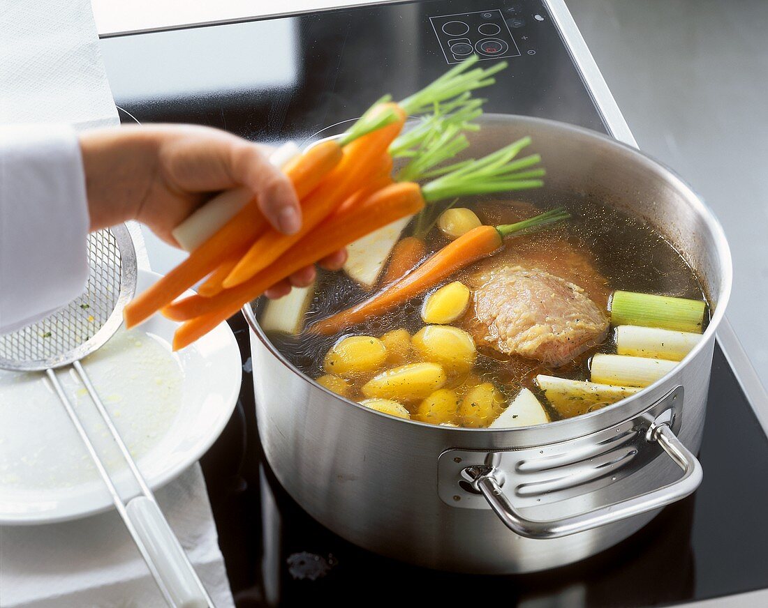 Suppengemüse zu Tafelspitz in die Brühe geben