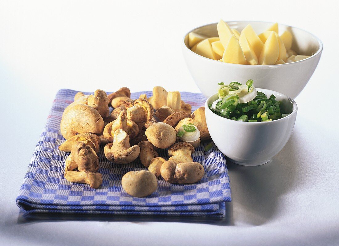 Ingredients for mushroom dishes (e.g. potato & mushroom ragout)