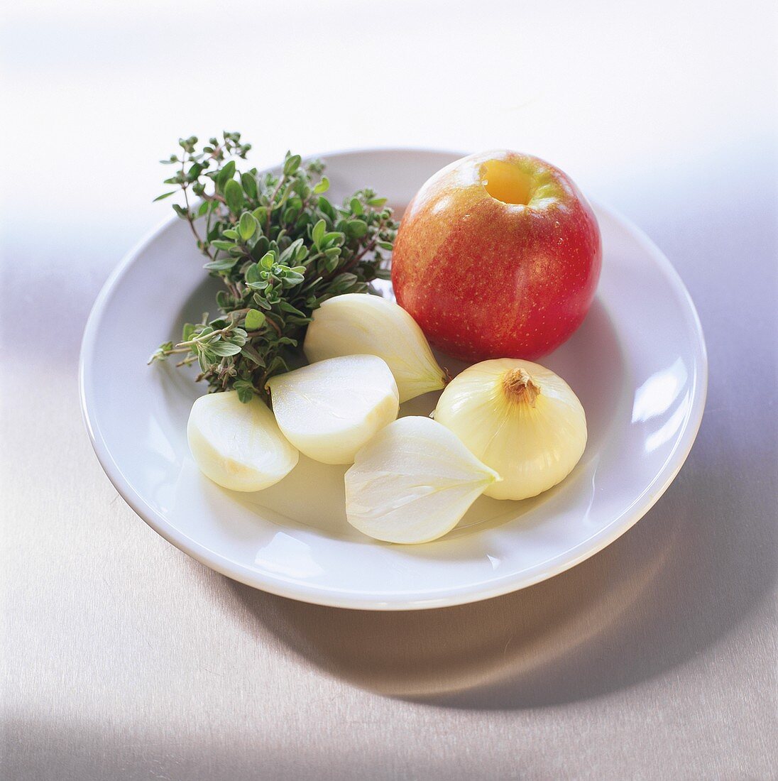Apfel, Zwiebeln und frischer Majoran (für Gänseschmalz etc.)