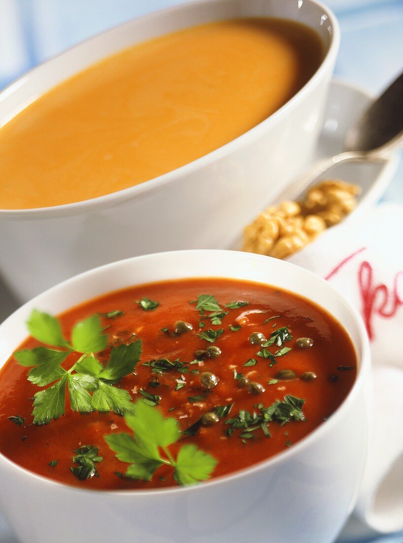 Tomaten-Pfeffer-Sauce mit Petersilie; Walnuss-Paprika-Sauce