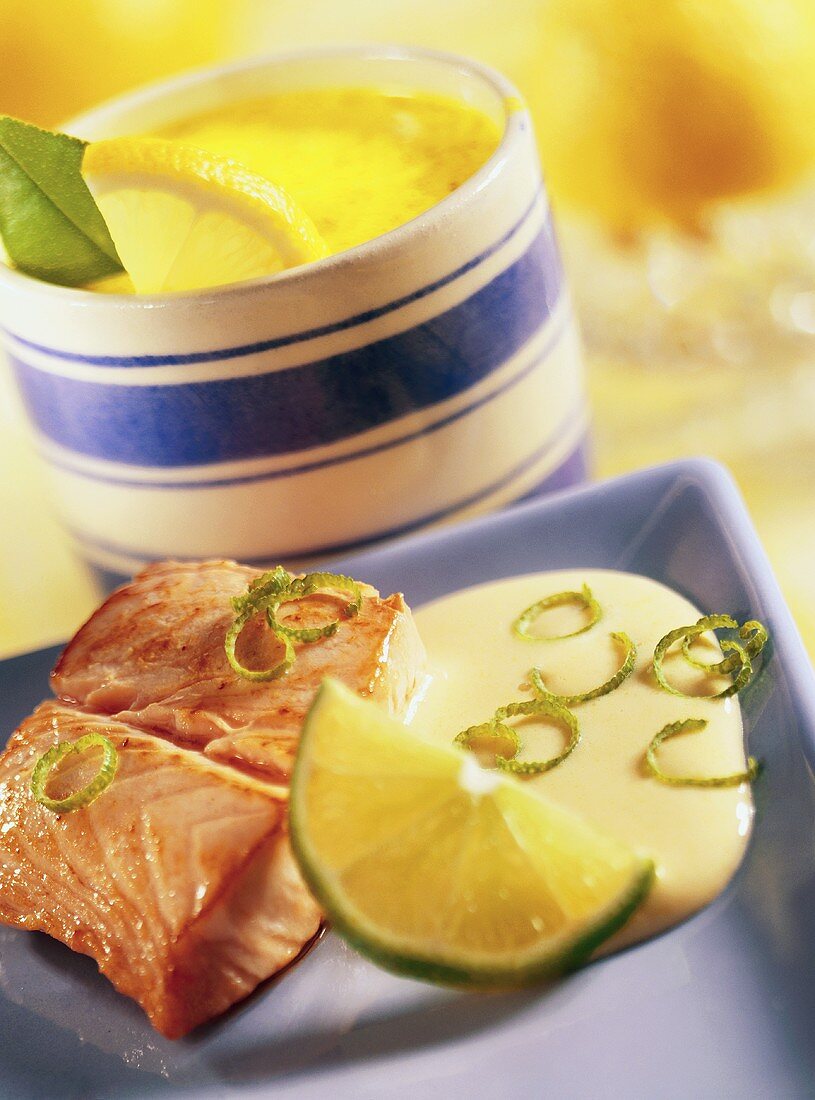 Lachs mit Limettensabayon, dahinter Schalotten-Safran-Sauce