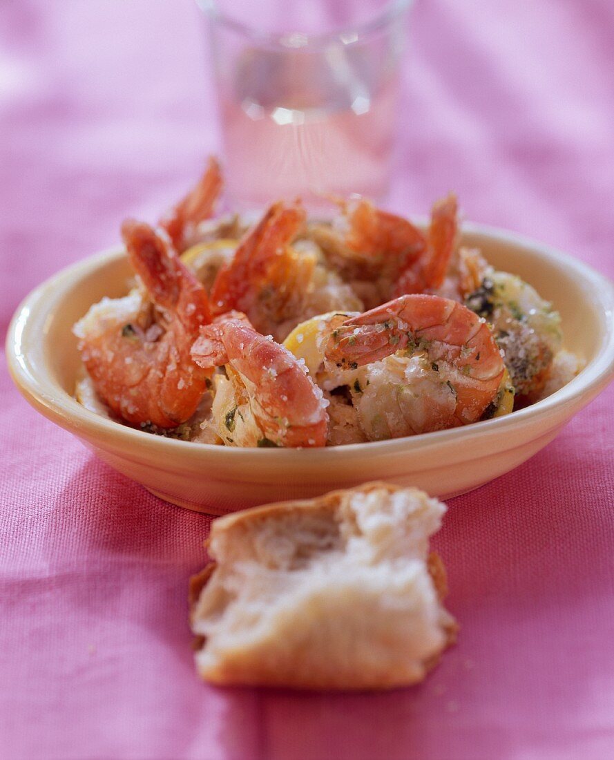 Jumbo prawns in salt with white bread and wine