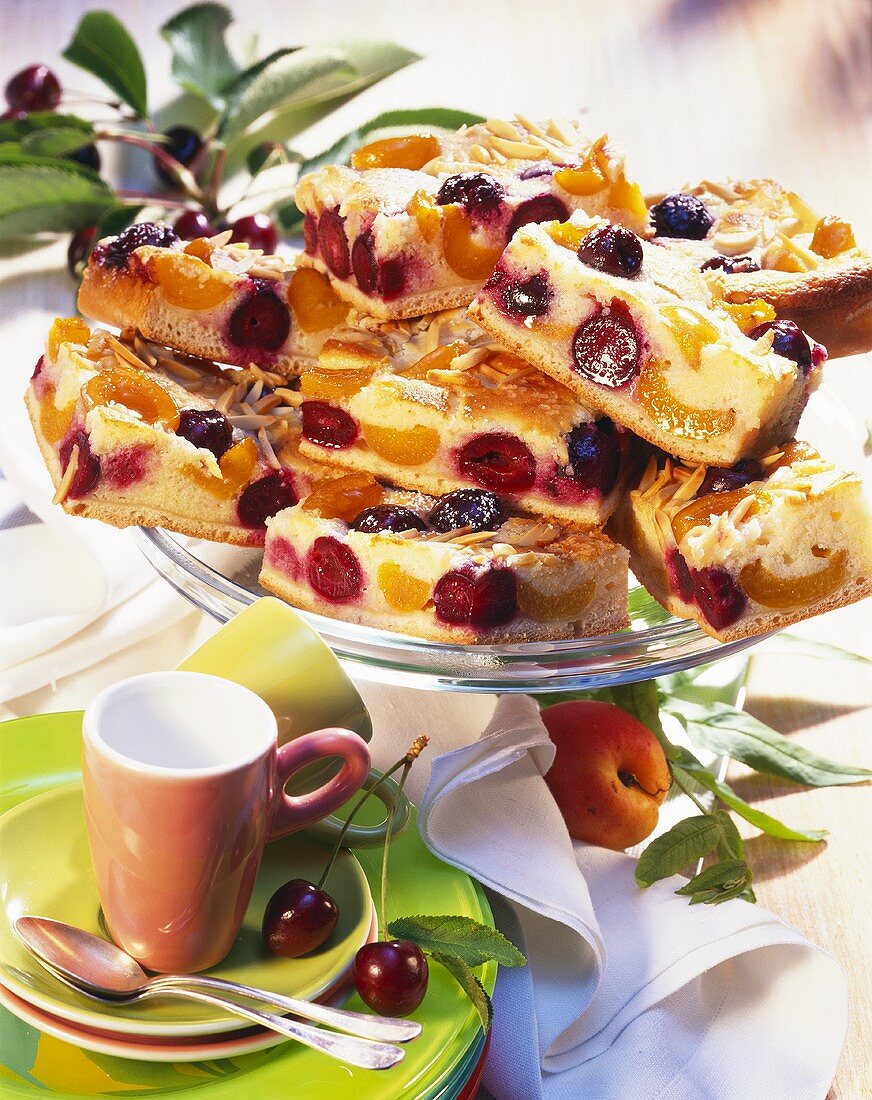 Aprikosen-Kirsch-Kuchen mit Mandelstiften auf Kuchenplatte
