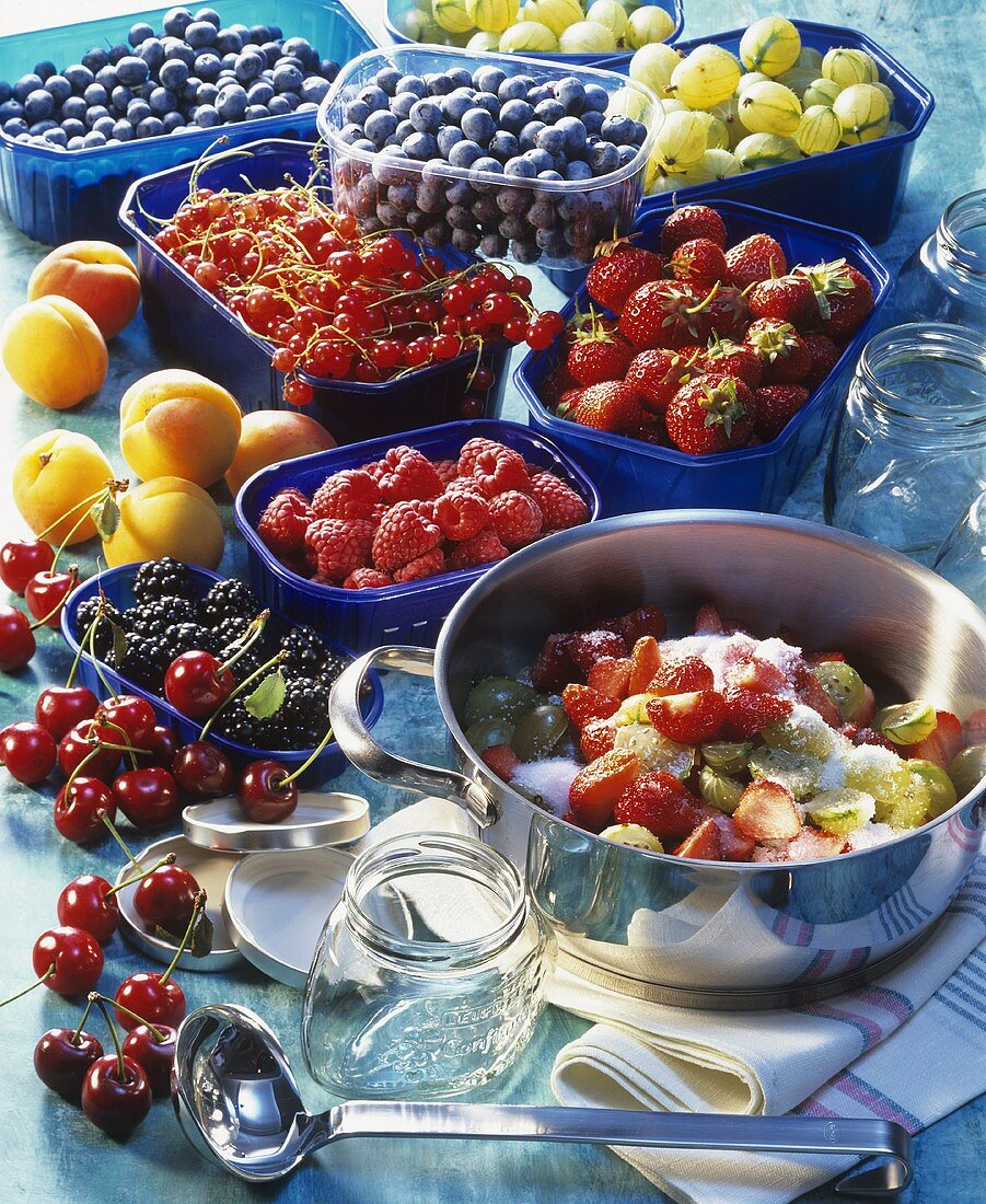 Stillleben mit frischem Obst und Beeren für Marmelade