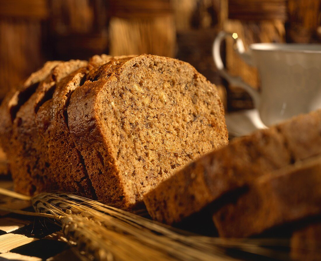 Bananen-Nuss-Brot, in Scheiben geschnitten